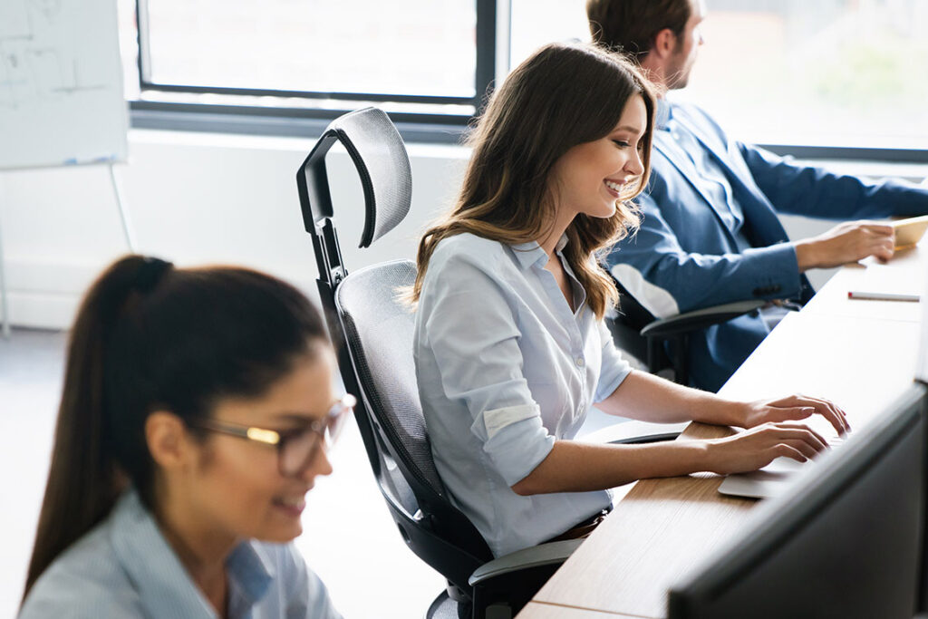 Frau arbeitet in einem Büro am Computer