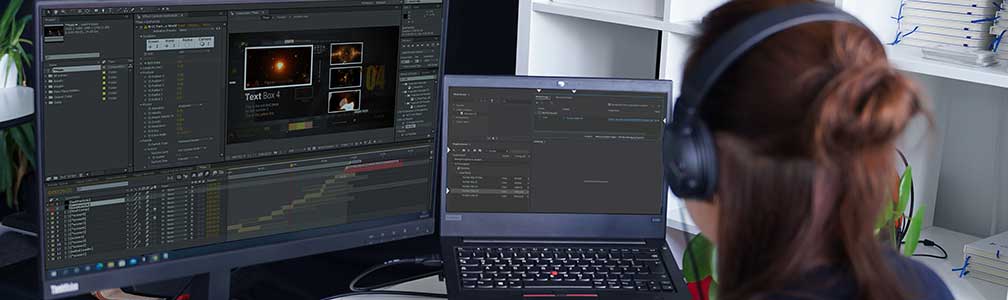 Frau sitzt am Laptop und arbeitet